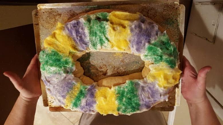 Outra ideia é adicionar chapéus de coco para bolo de Mardi Gras ao seu bolo ou outros acessórios de Mardi