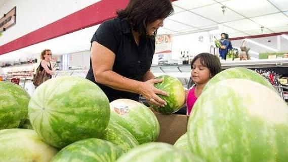 Faça pequenas bolas de sorvete