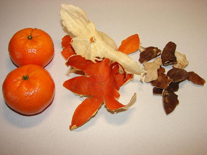 Aprecie os pedaços de casca de tangerina seca assim que estiverem prontos