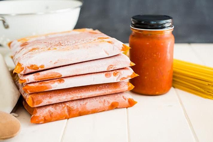 Você nunca deve abrir outra lata de molho de tomate depois de experimentar este molho de tomate fresco