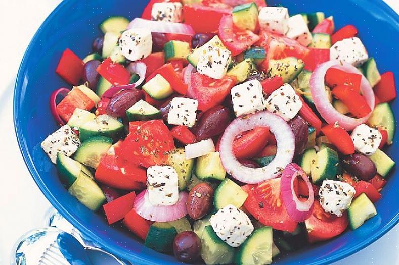 A primeira é adicionar molho de salada grego à mistura de vegetais