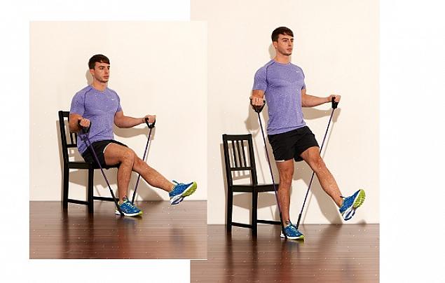 Segure cada extremidade da faixa de resistência de forma que fique esticada quando você estiver sentado
