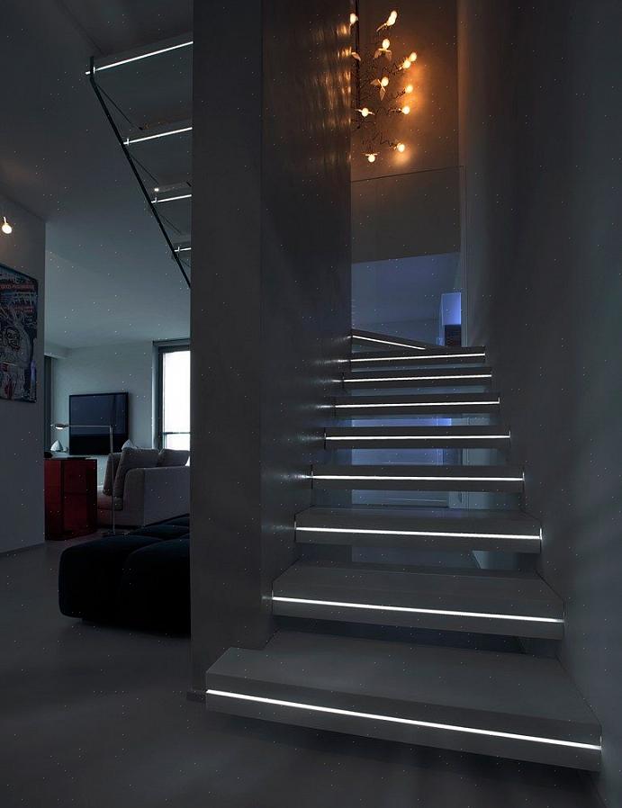 Uma luminária permanente é uma das melhores maneiras de lidar com uma escada mal iluminada