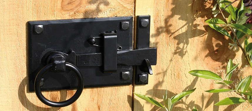 Aqui estão as instruções que você pode seguir para instalar uma trava de portão em uma cerca de madeira