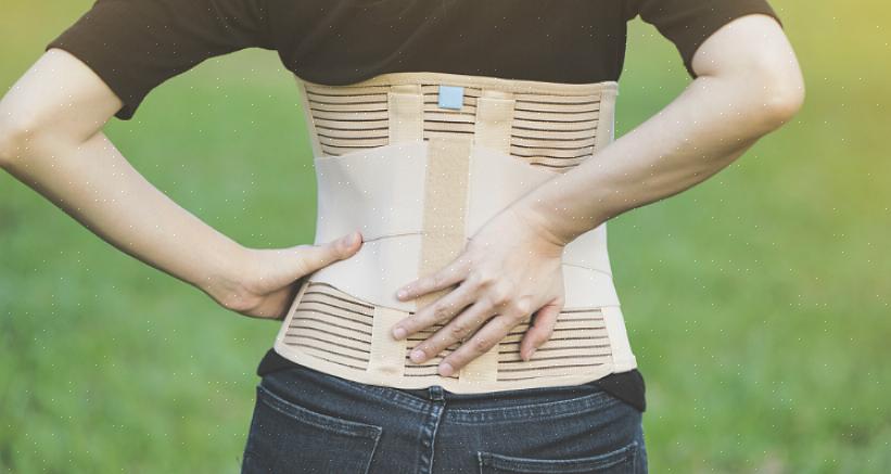 Uma cinta de suporte lombar alivia os músculos doloridos das costas