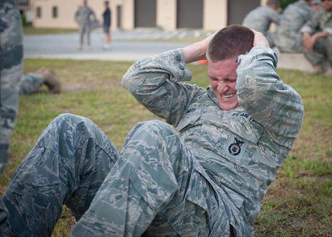 As elevações das pernas em um treino militar para abdominais costumam ser combinadas com a batida de perna