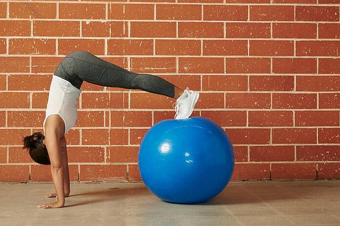 Durante um treino com bola de exercícios