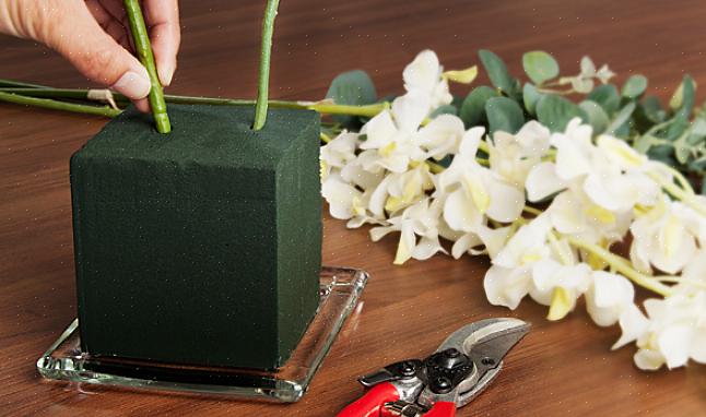 A espuma floral precisa ser umedecida com água antes do corte