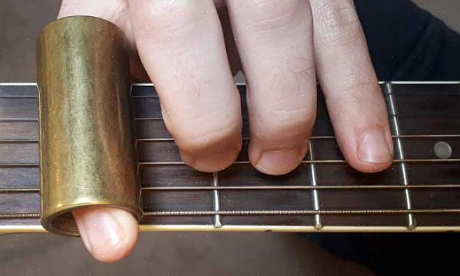 O slide de guitarra é usado principalmente por guitarristas de blues