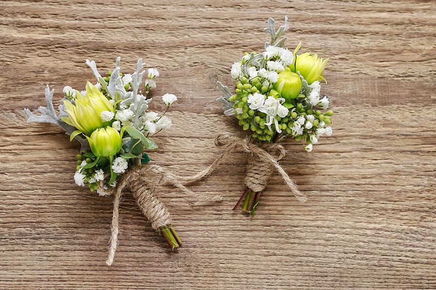 As flores usuais que são usadas para as flores da lapela do casamento são os cravos