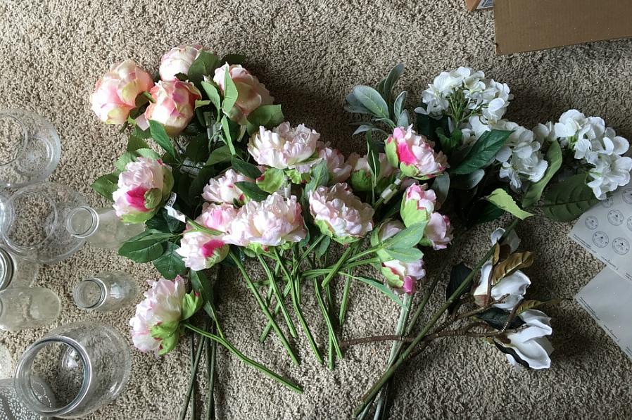 Visite a floricultura local para obter uma seleção de flores de seda ou visite a web para obter uma grande