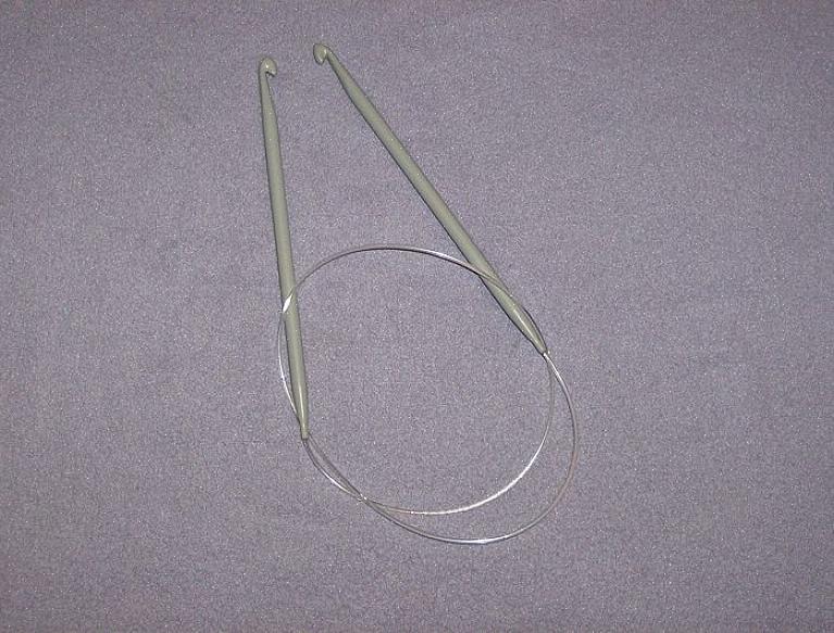 As agulhas de crochê circulares aparecem como duas agulhas de crochê separadas conectadas por um longo cabo