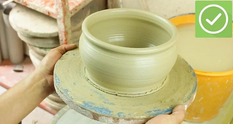 A maneira mais fácil de fazer um pote de cerâmica é usando o método da bobina