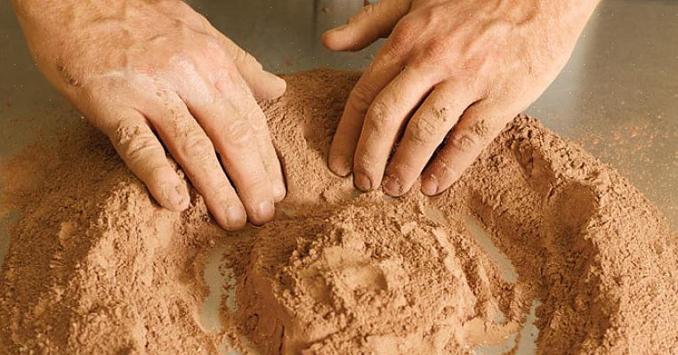 A cerâmica de barro é um projeto pelo qual qualquer pessoa teria prazer em sujar as mãos