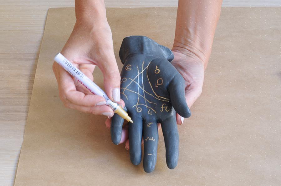 Borrife os moldes de gesso com um fixador ou spray de esmalte que os tornará resistentes à água