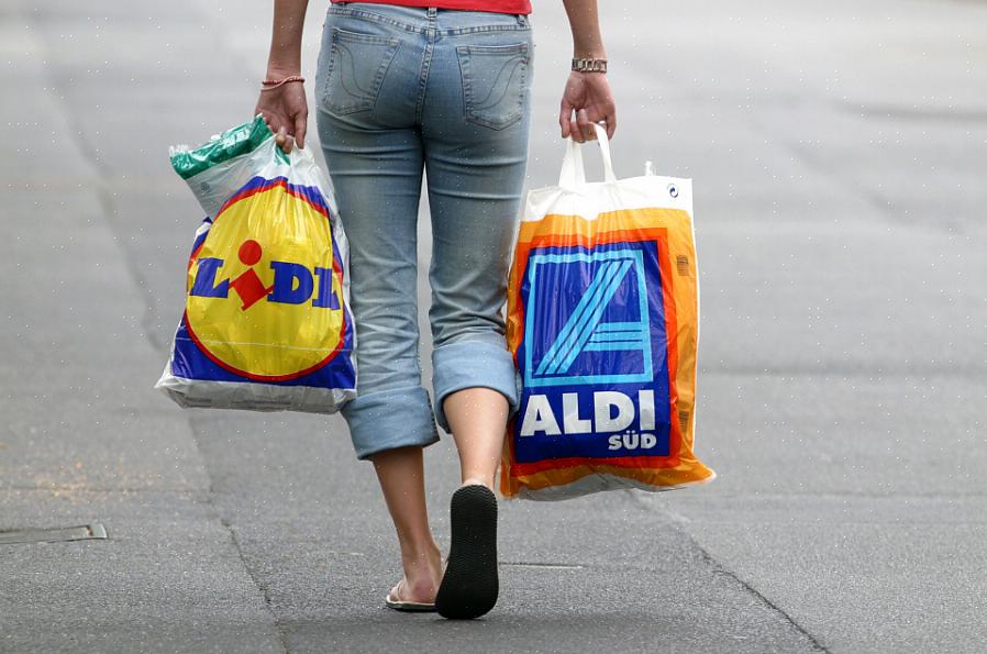 Então você pode querer fazer suas próprias sacolas de tecido usando jeans velhos