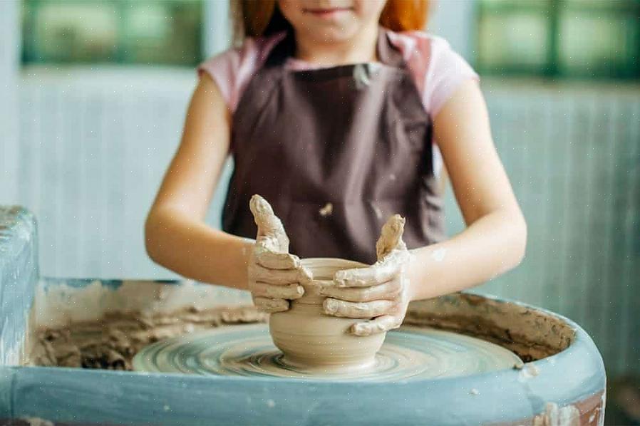 A primeira coisa a saber quando se pensa em cerâmica como um hobby é que existem rodas de cerâmica manuais