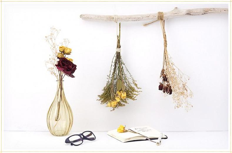 Você pode preservar as flores secas de danos usando spray para cabelo ou moldando-as em resina