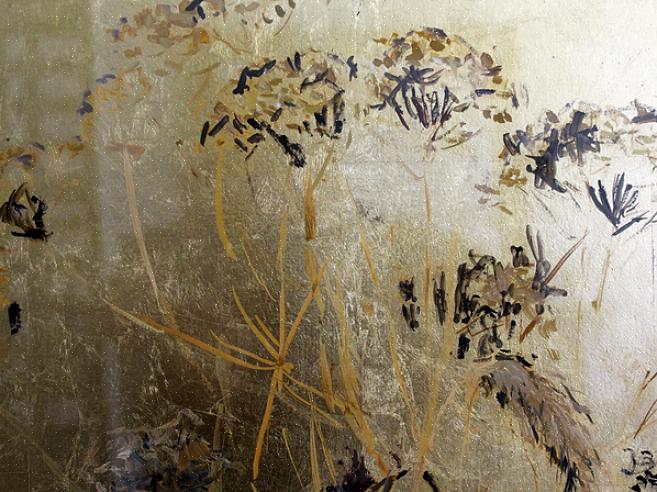 Depois de cobrir a pintura com folhas de folha de ouro