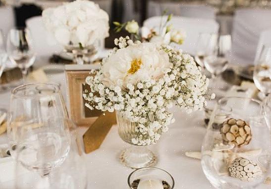 Vamos dar uma olhada em como você pode fazer um arranjo floral de sala de jantar alta
