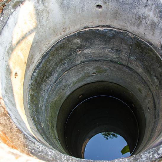 Uma bomba de poço profundo deve ser usada