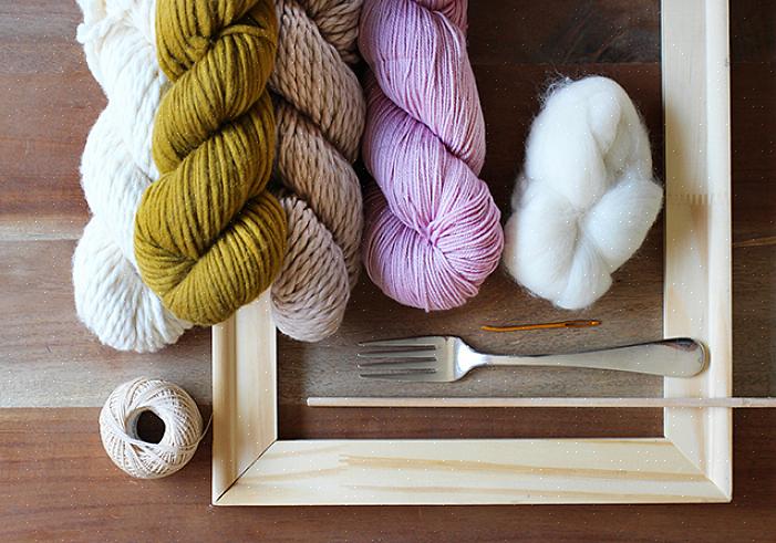 Use sua mão ou máquina de costura para costurar o padrão em seu tecido de tapeçaria