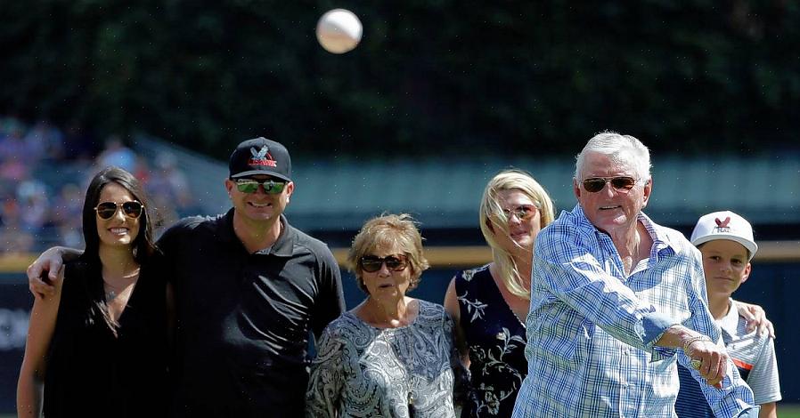 Você pode comprar bandeirolas vintage no hall da fama do beisebol em Cooperstown