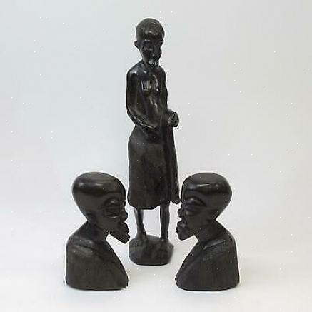 Uma loja que vende pequenas estatuetas africanas