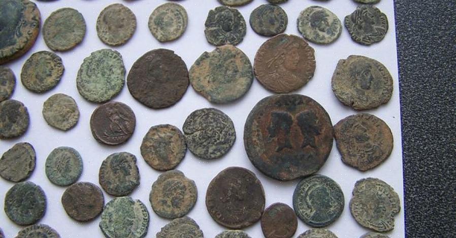 Algumas das letras podem aparecer ligeiramente fora do centro porque quase todas as moedas da Roma Antiga