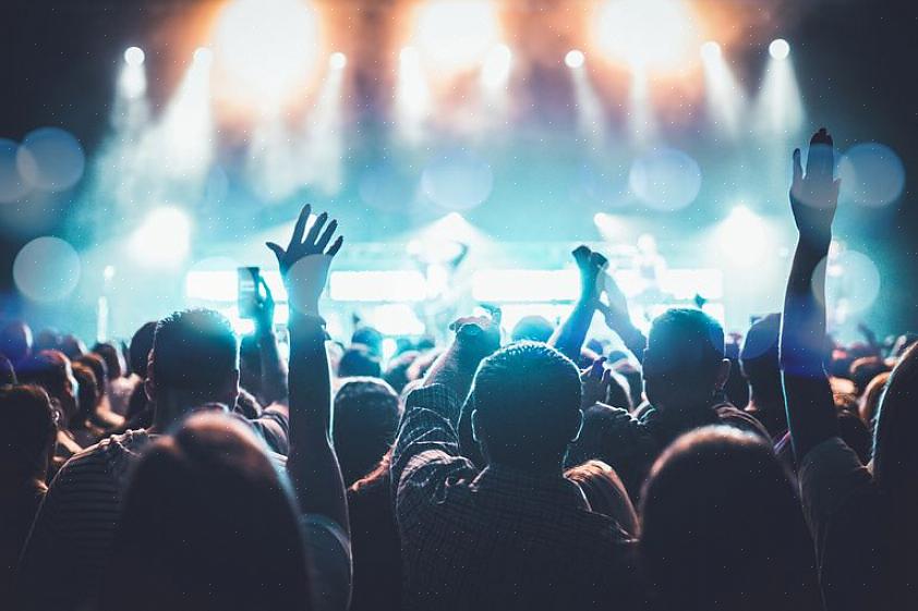 Siga estas dicas sobre como assistir a um show de rock indie para não se destacar na multidão