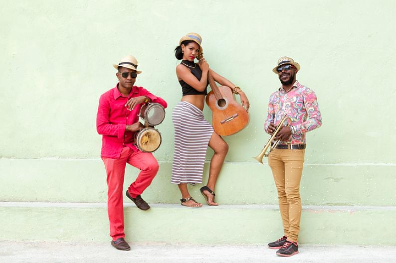 Eles oferecem as últimas músicas do Calypso de artistas do continente