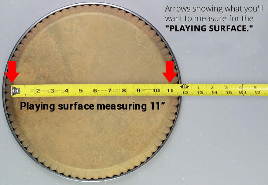 Meça o diâmetro da cabeça do tambor segurando a régua ou fita métrica sobre ela