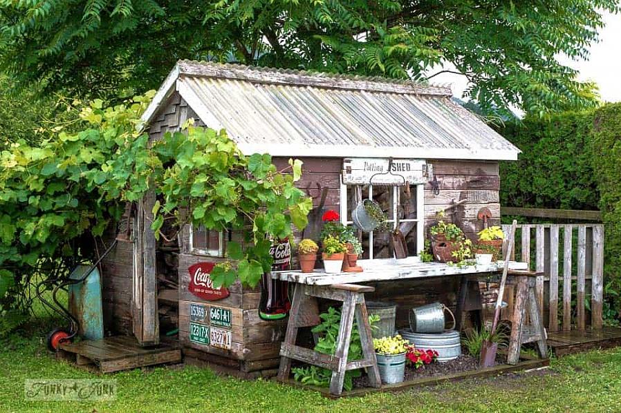 Mas suas ferramentas de jardinagem antigas ainda podem ser usadas para decorar seu jardim