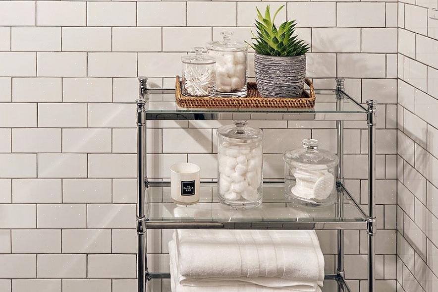Adicione um toque de elegância à parede do seu banheiro pendurando toalhas decorativas facilmente feitas