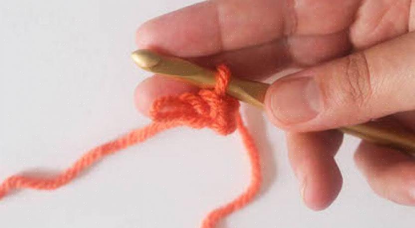 Crochê é a arte de fazer tecido ou renda usando uma agulha de crochê