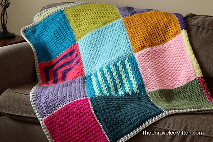 O primeiro passo para tricotar um lance básico de esconderijo é juntar todos os seus fios por cor