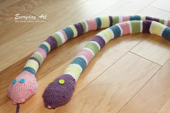 Costurar uma costura para tricotar um brinquedo de cobra