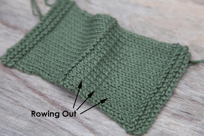 O tricô de condomínio torna o efeito rendado mais fácil de tricotar usando uma agulha grande