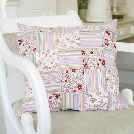 Um travesseiro de patchwork de borboleta
