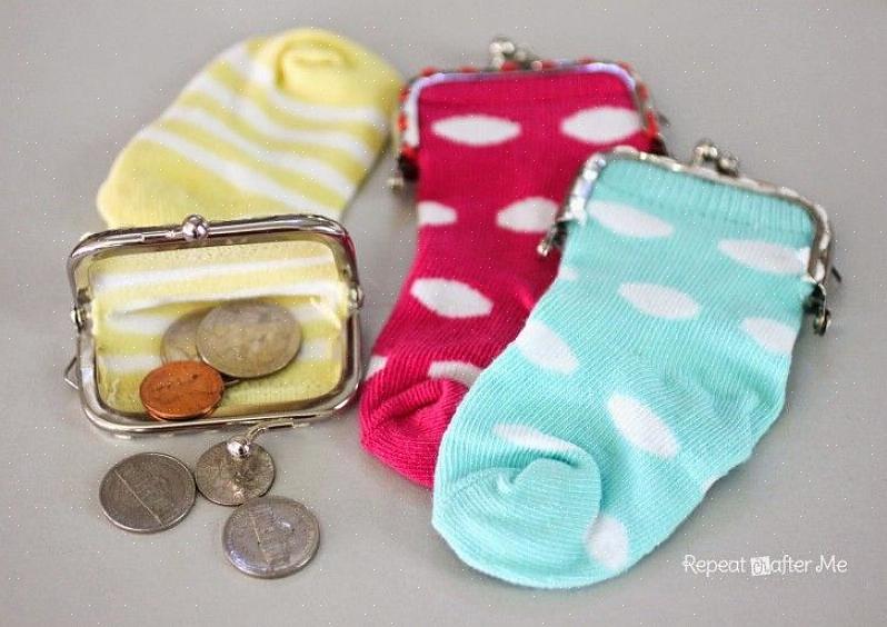 Aqui estão as instruções simples que você pode seguir para fazer um porta-moedas com suas meias velhas