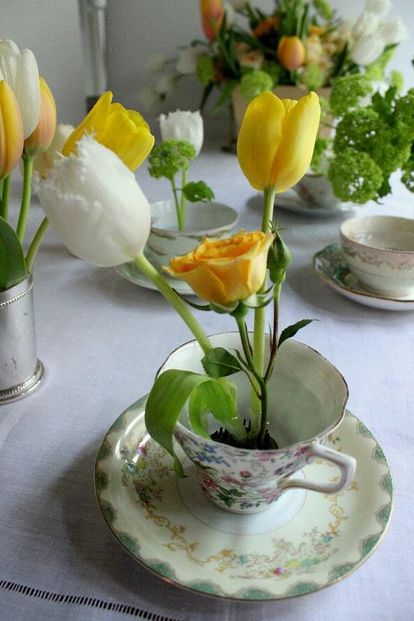Acentue seu arranjo floral de xícara de chá com um pequeno laço amarrado à alça da xícara de chá