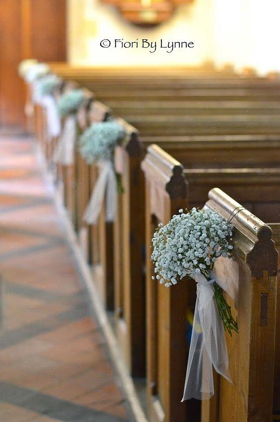 Você também pode combinar as flores que usará nos bancos da igreja em seu buquê