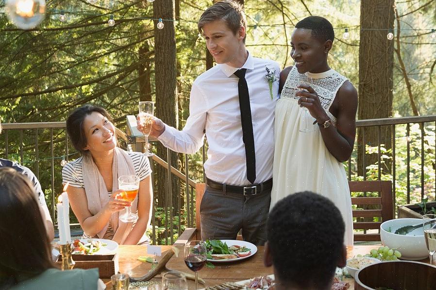 Um jantar de ensaio é um jantar informal planejado após o ensaio do casamento