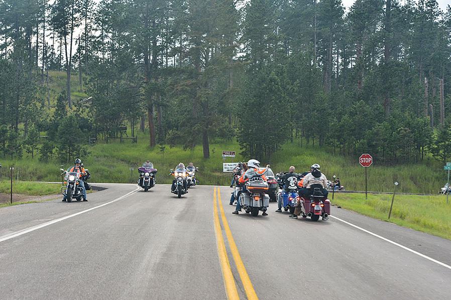 Lembre-se de percorrer a rota lentamente para permitir o tempo extra que um grande grupo de motocicletas