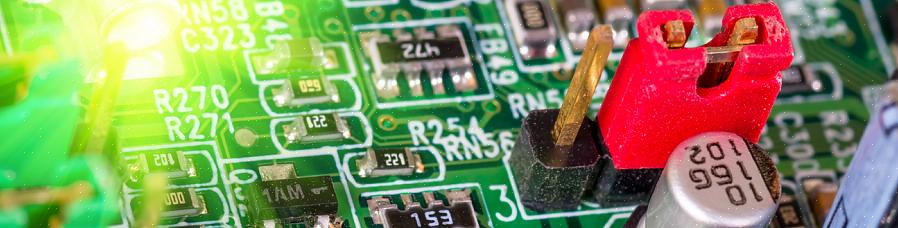 As partes eletrônicas básicas devem incluir um circuito integrado (IC)