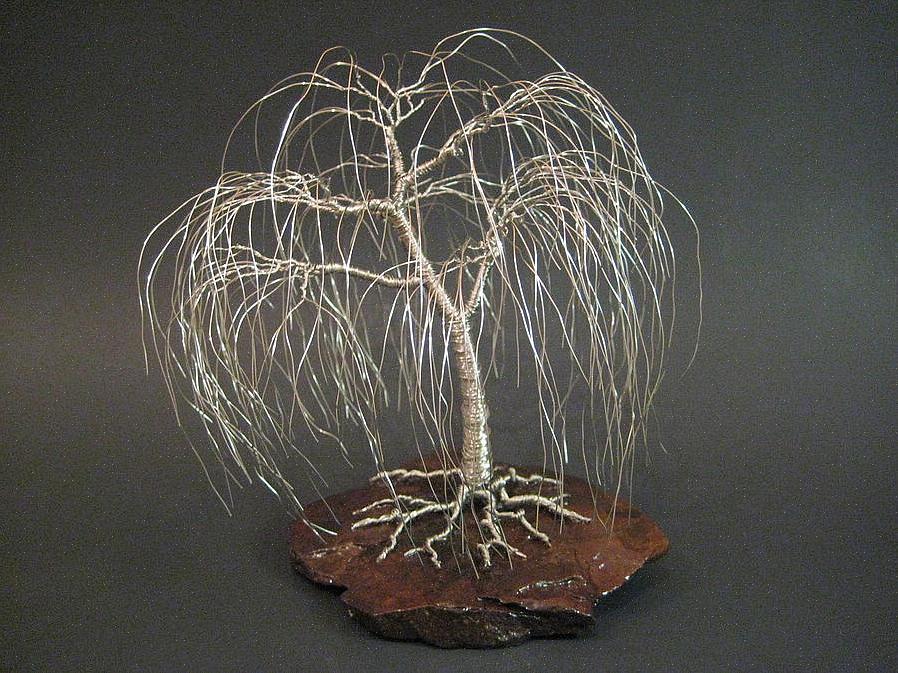 Para criar uma escultura em árvore com arame