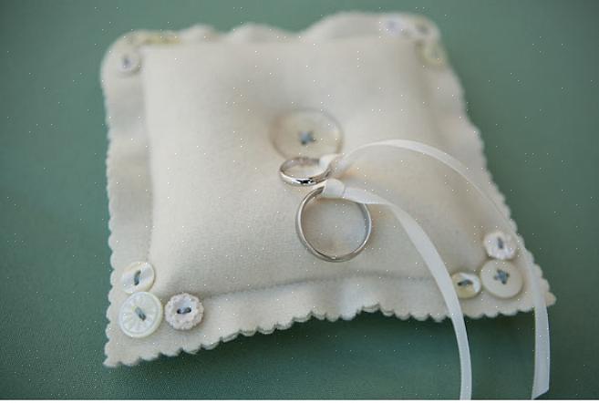 Outros enfeites dependerá de como você deseja decorar seu travesseiro portador de anel