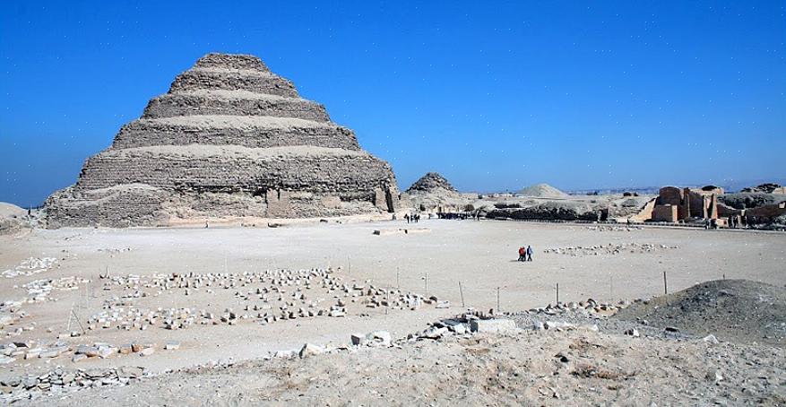 Você pode criar uma pirâmide Saqqara de seis camadas