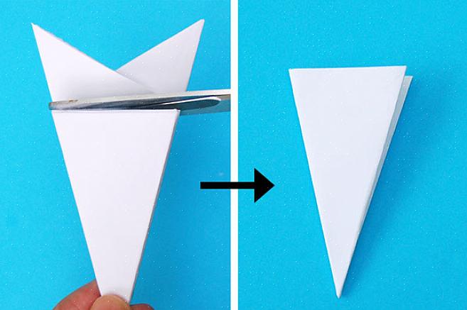 Você pode começar a cortar pequenas formas ou linhas ao redor de seu floco de neve de origami