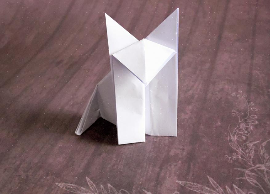 Fazer uma figura de lobo usando origami - a arte japonesa de dobrar papel - é na verdade bastante simples